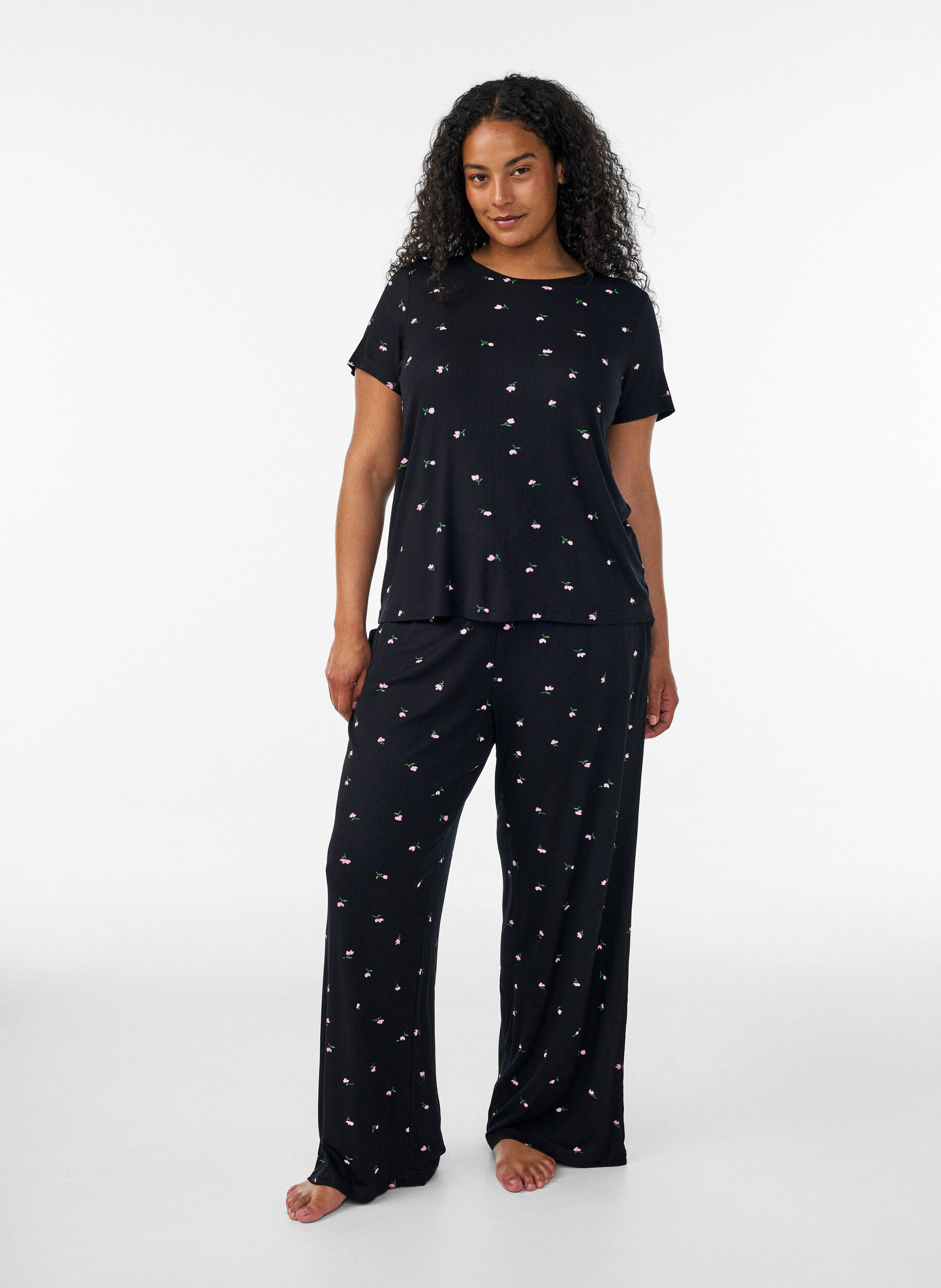 Pyjamabukser med ribbet tekstur og blomstertrykk, Svart, Model
