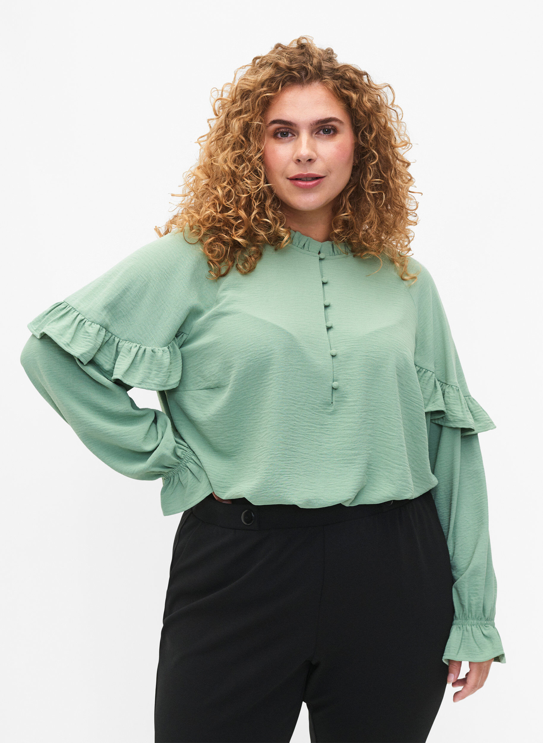 Zizzi Bluse med volanger og knapper, Green Bay, Model image number 0