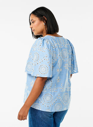 Zizzi Bluse med broderie anglaise og korte puffede ermer, Blå, Model image number 2