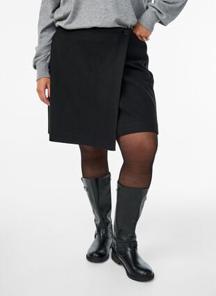 Zizzi Omslag miniskjørt med knappdetaljer, Black, Model image number 2