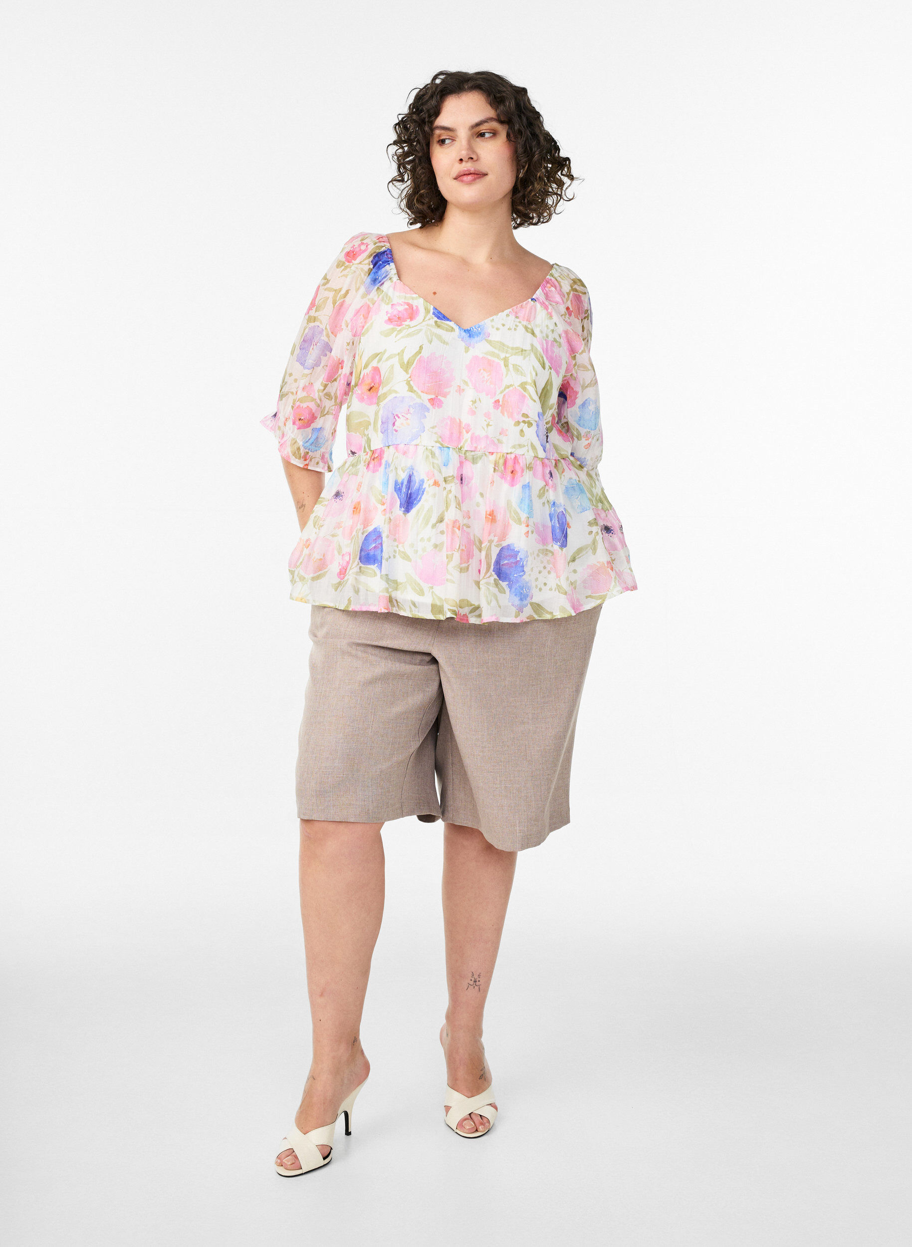 Zizzi Bluse i lyocell med blomstertrykk og sweetheart-utringning, Hvit, Model image number 1