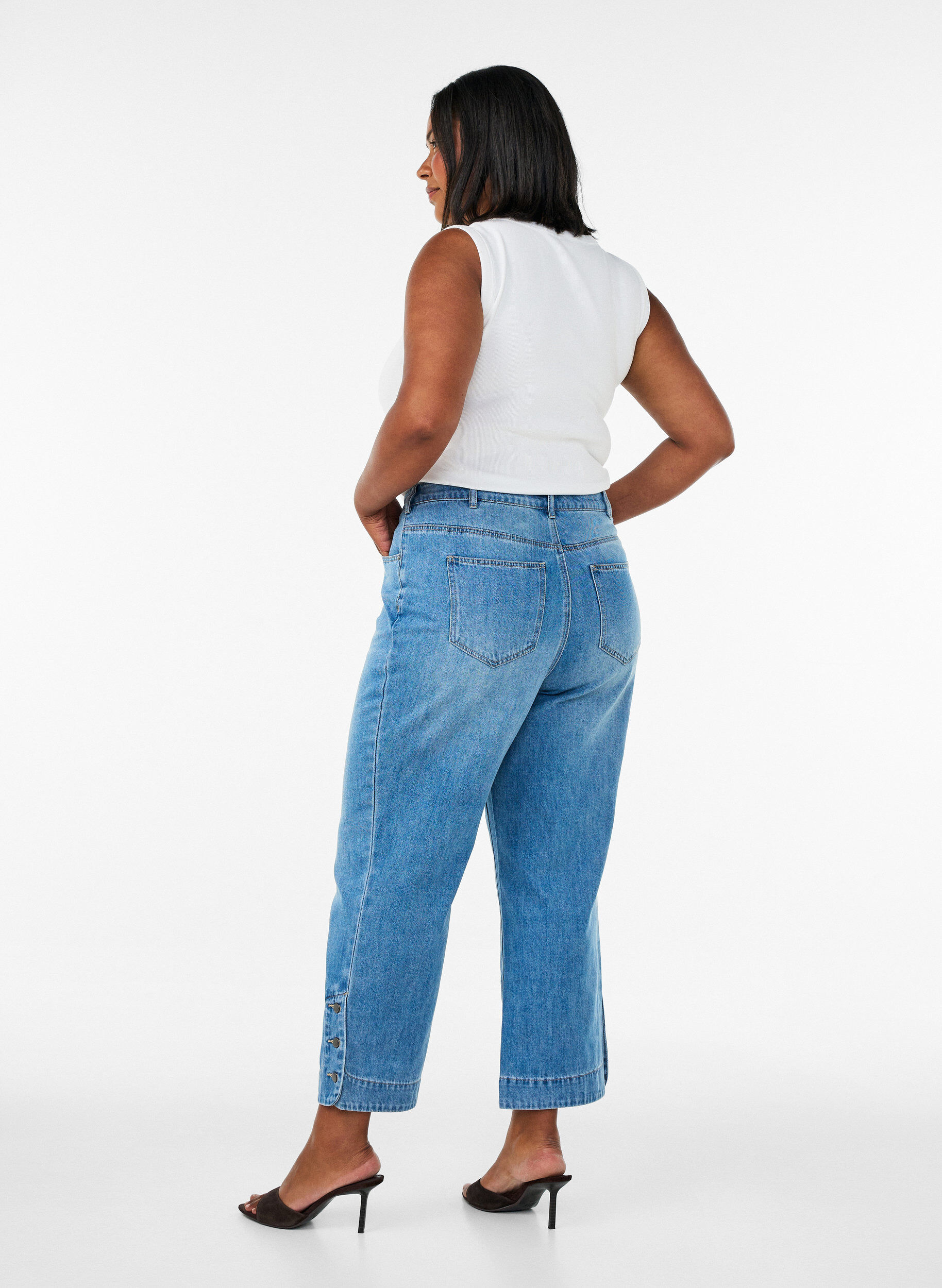 ZizziAvkuttede Kiana jeans med straight fit og knappdetaljer, Bl&aring;, Model image number 1