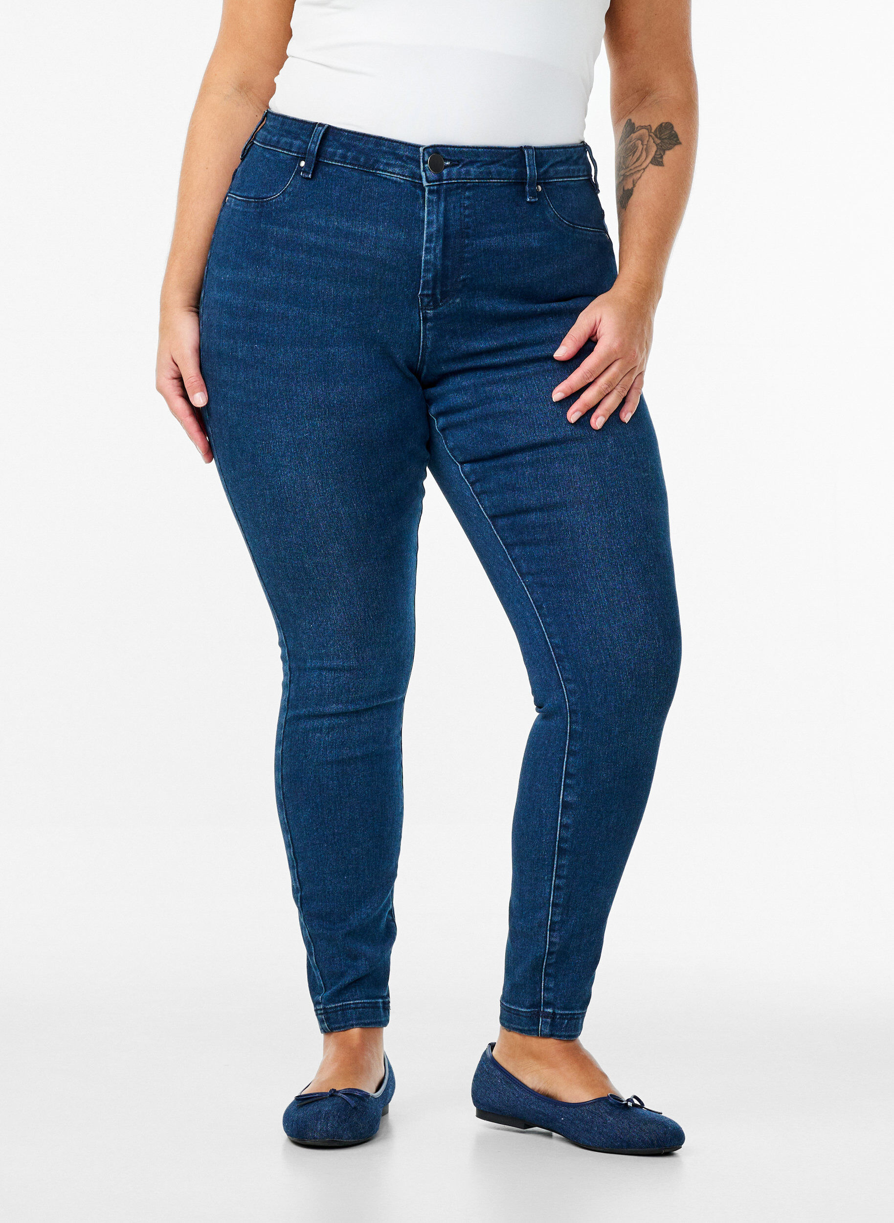 Zizzi Bomullsblanding jeggings, Bl&aring;, Model image number 2
