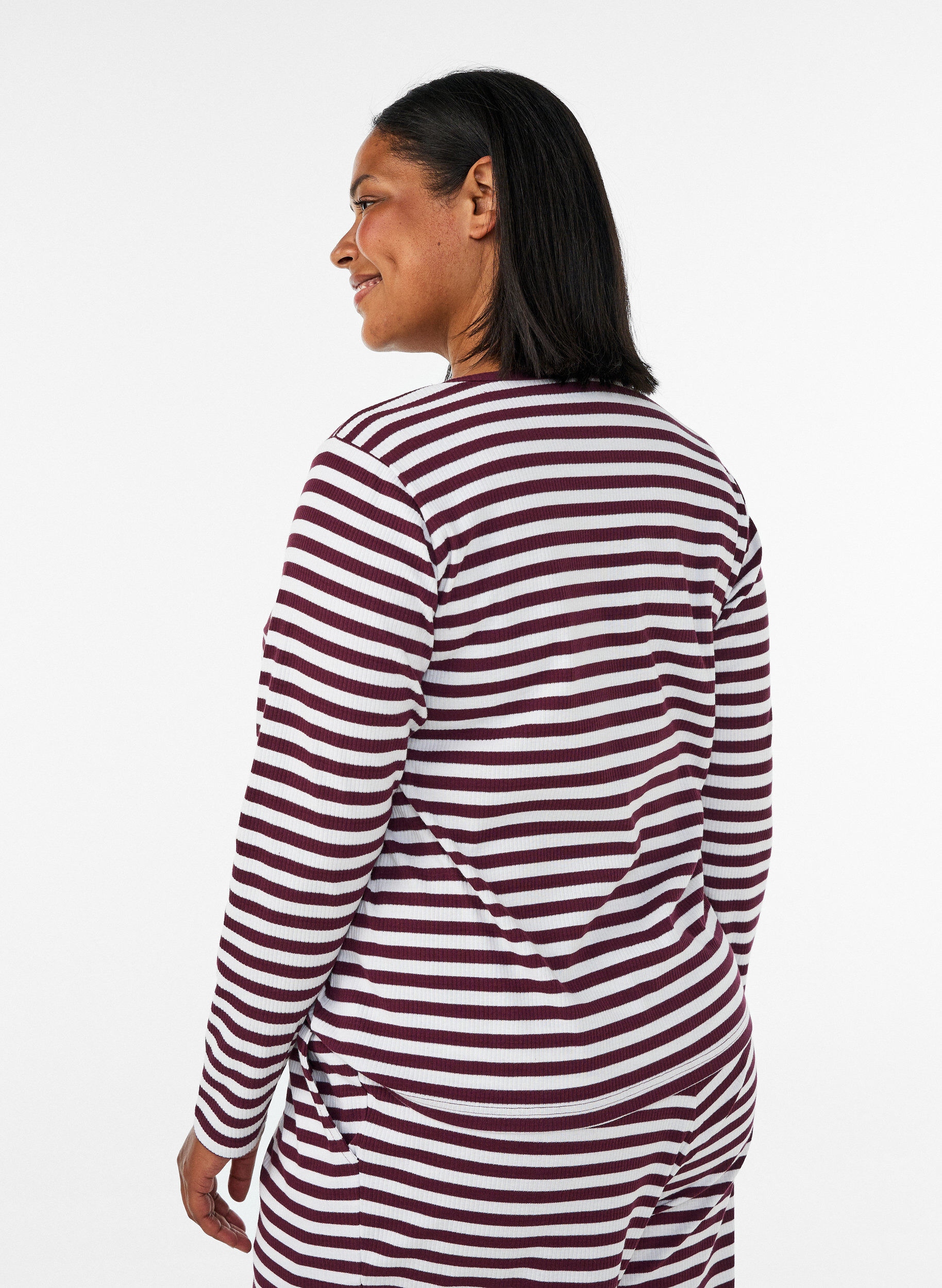 ZizziLangermet nattopp i ribbestrikket jersey med striper, R&oslash;d, Model image number 2