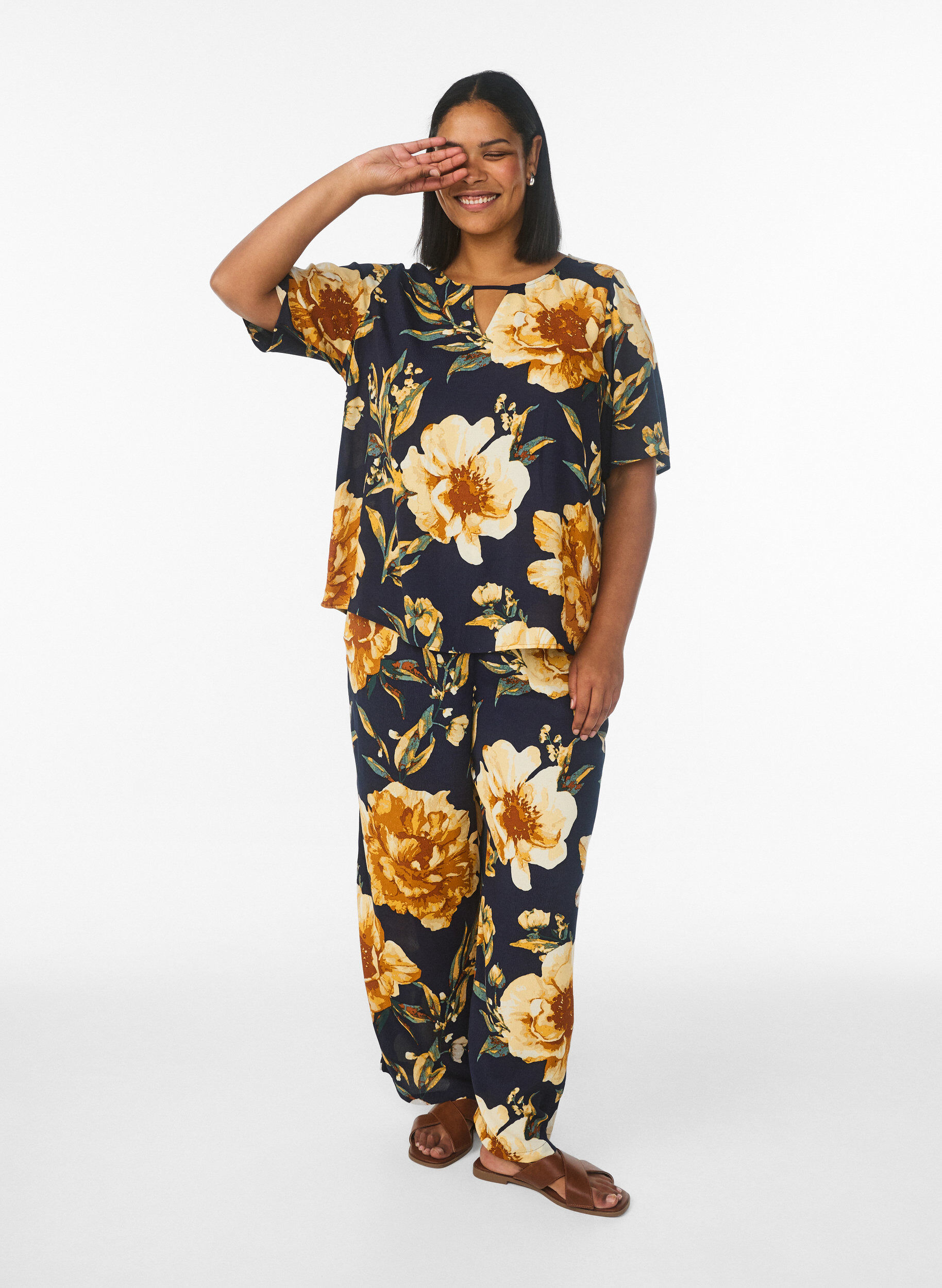 Zizzi Kortermet bluse i viskose med trykk, Bl&aring;, Model image number 1