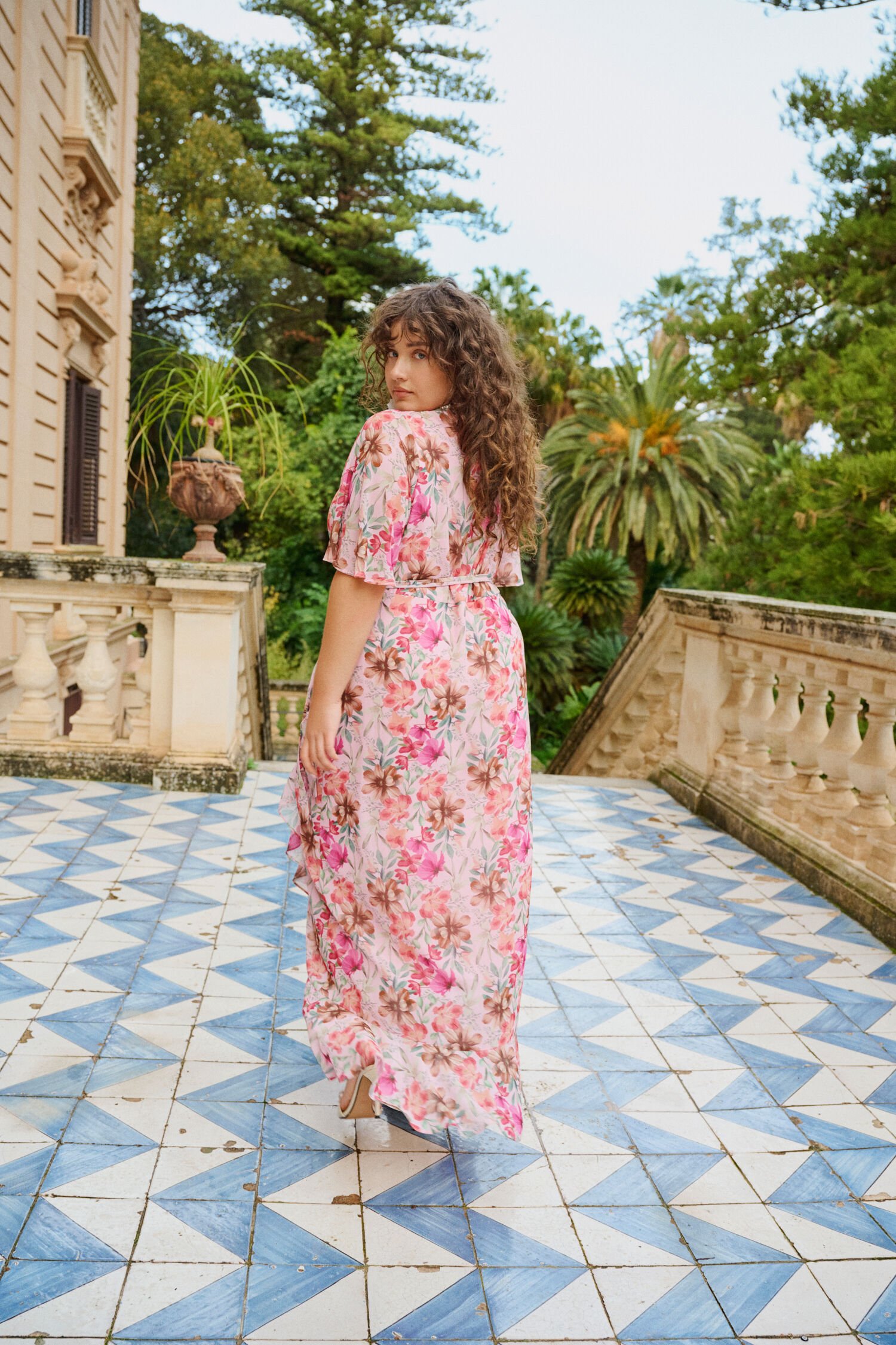 Zizzi Blomstret kjole med V-hals, , Model