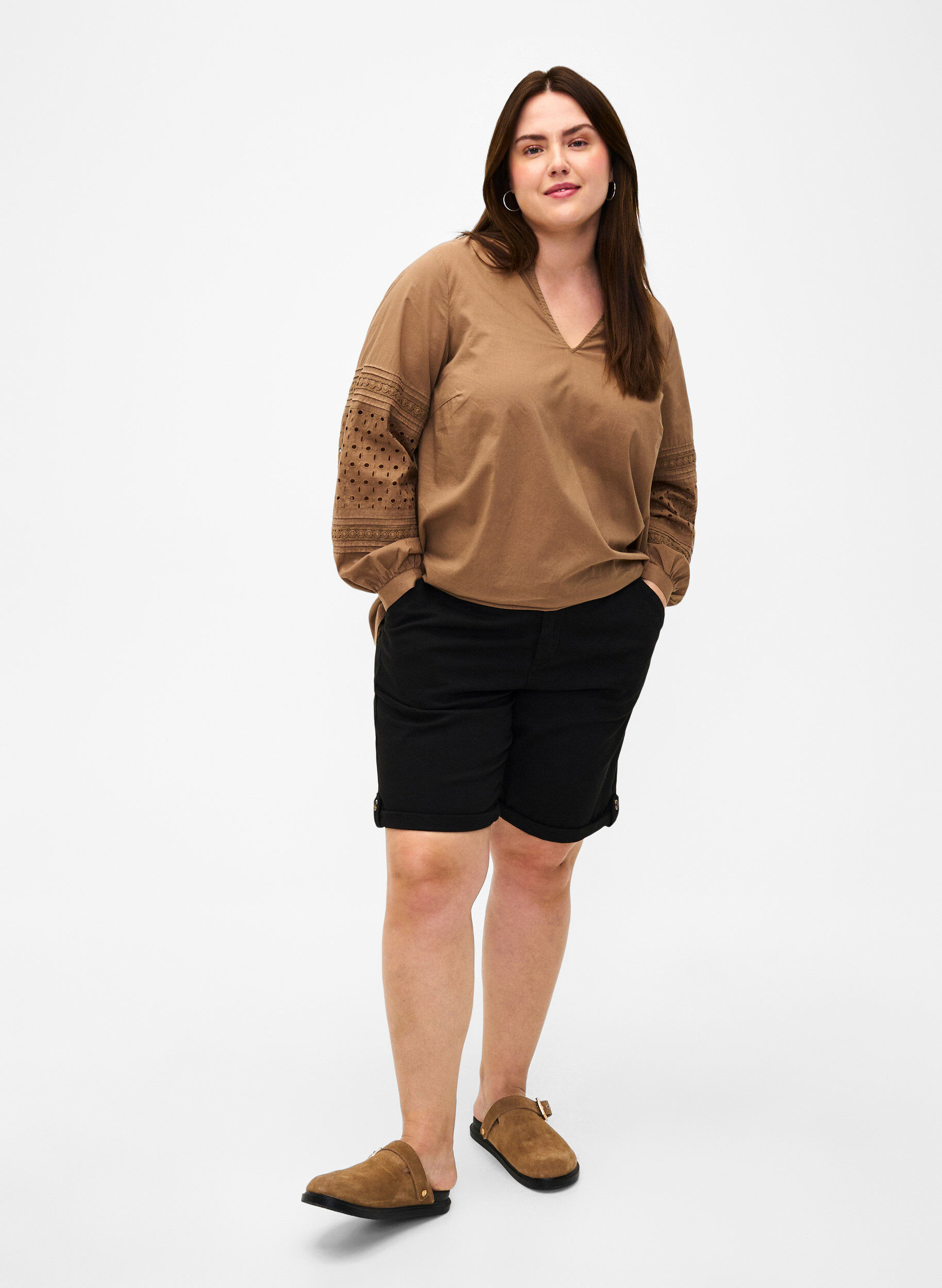 Zizzi Chinoshorts med lommer, Black, Model image number 3