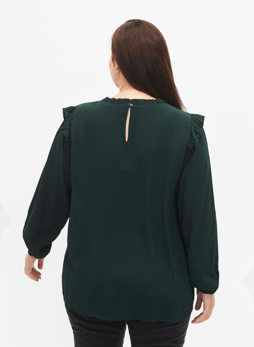 Zizzi Viskosebluse med volanger og blonder, Scarab, Model image number 1