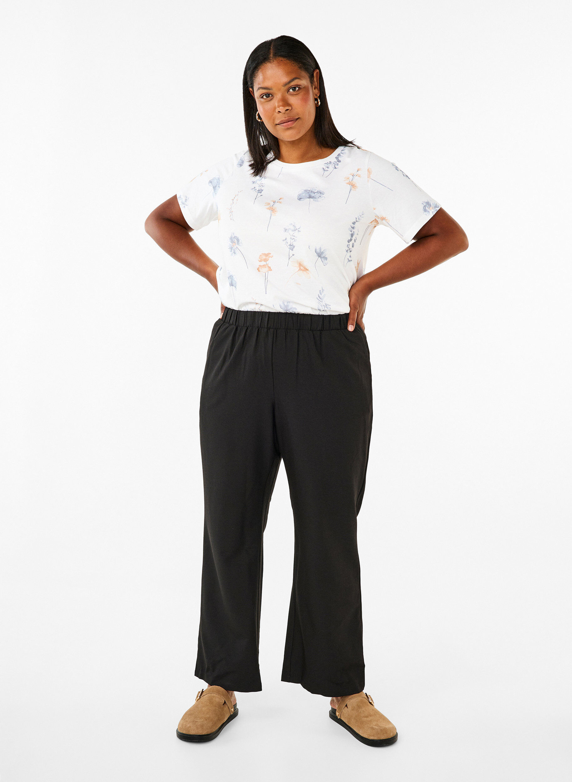 Zizzi T-skjorte i &oslash;kologisk bomull med blomstertrykk, White W. Blue flower, Model image number 2