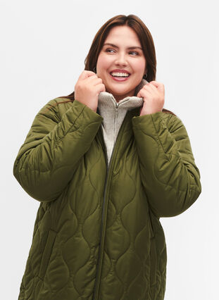 Lang quiltet jakke med lommer og glidelås, Winter Moss, Model image number 3