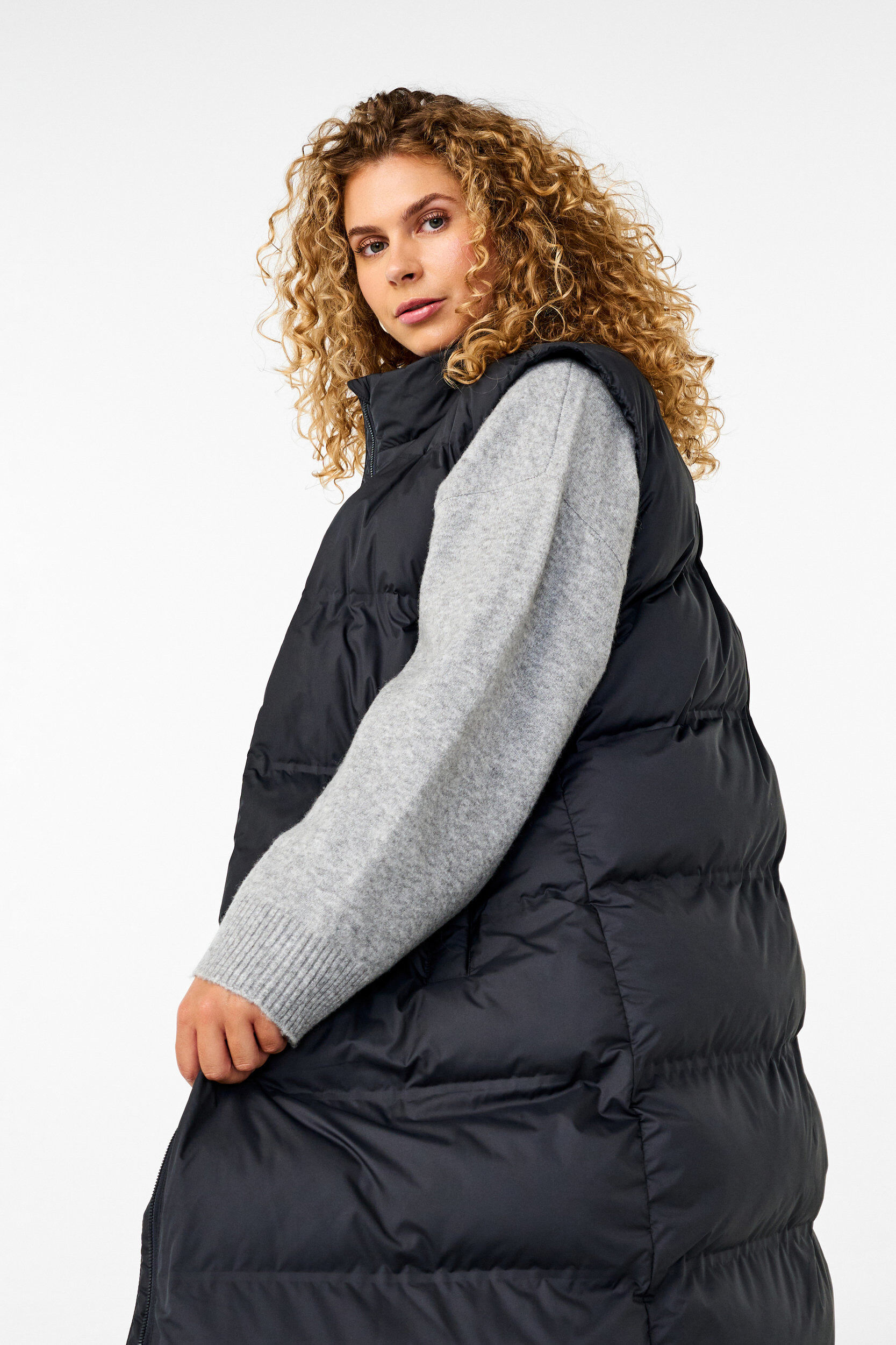 ZizziLang vest med lommer og toveis glidel&aring;s, Svart, Model image number 2