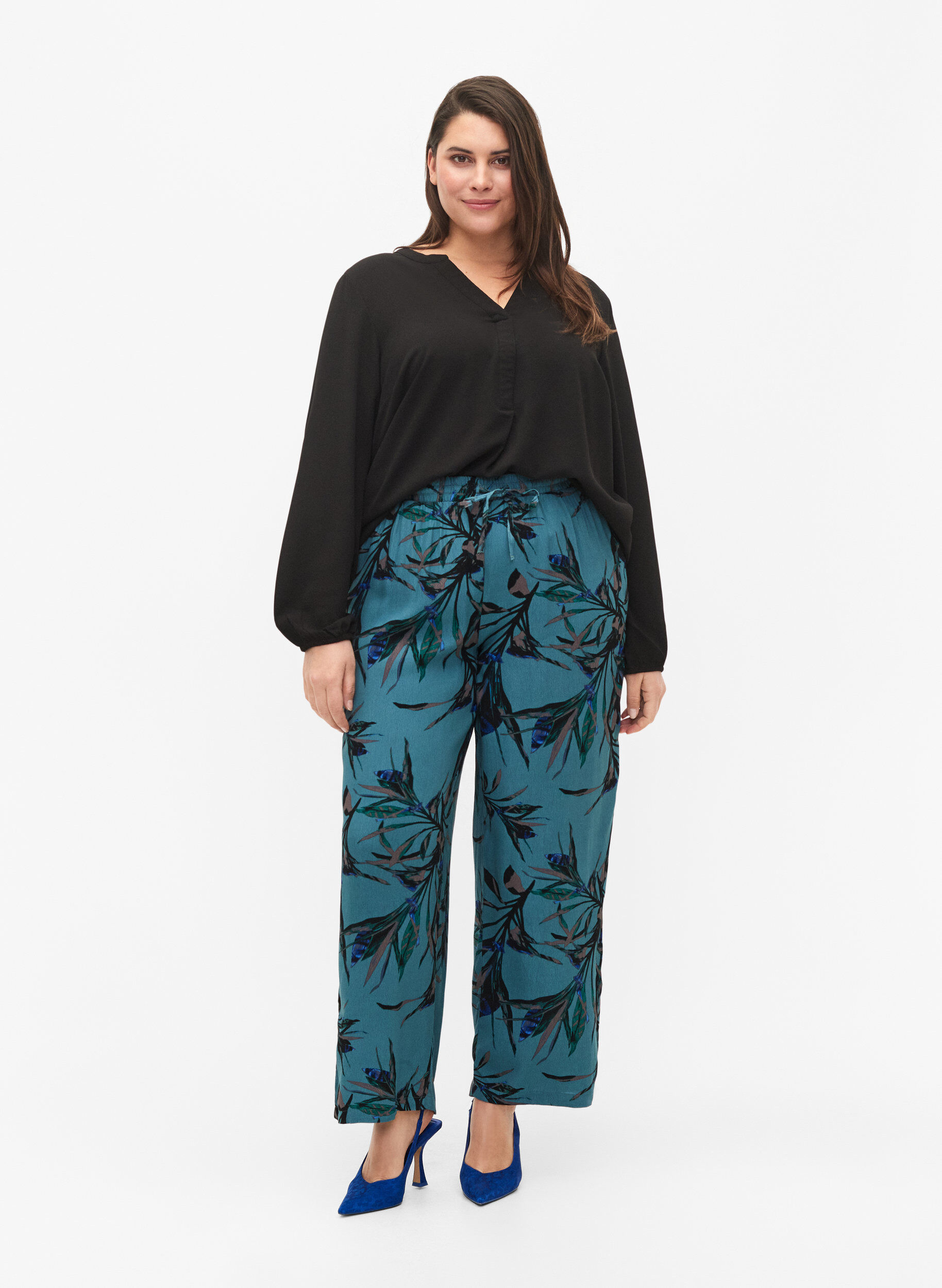 Zizzi Ensfarget bluse med V-hals, Black, Model image number 2