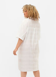 Lang skjorte av viskose med struktur, Bright White, Model