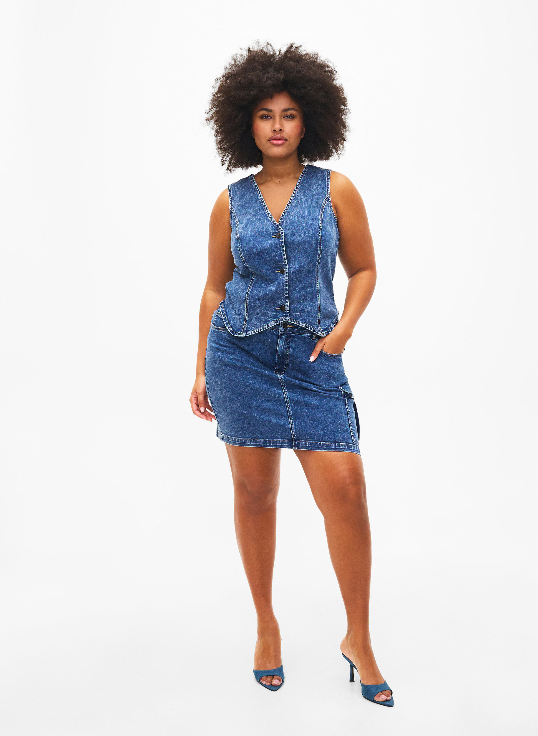 Zizzi Ettersittende denimskj&oslash;rt med cargo-lomme, Blue Denim, Model image number 3
