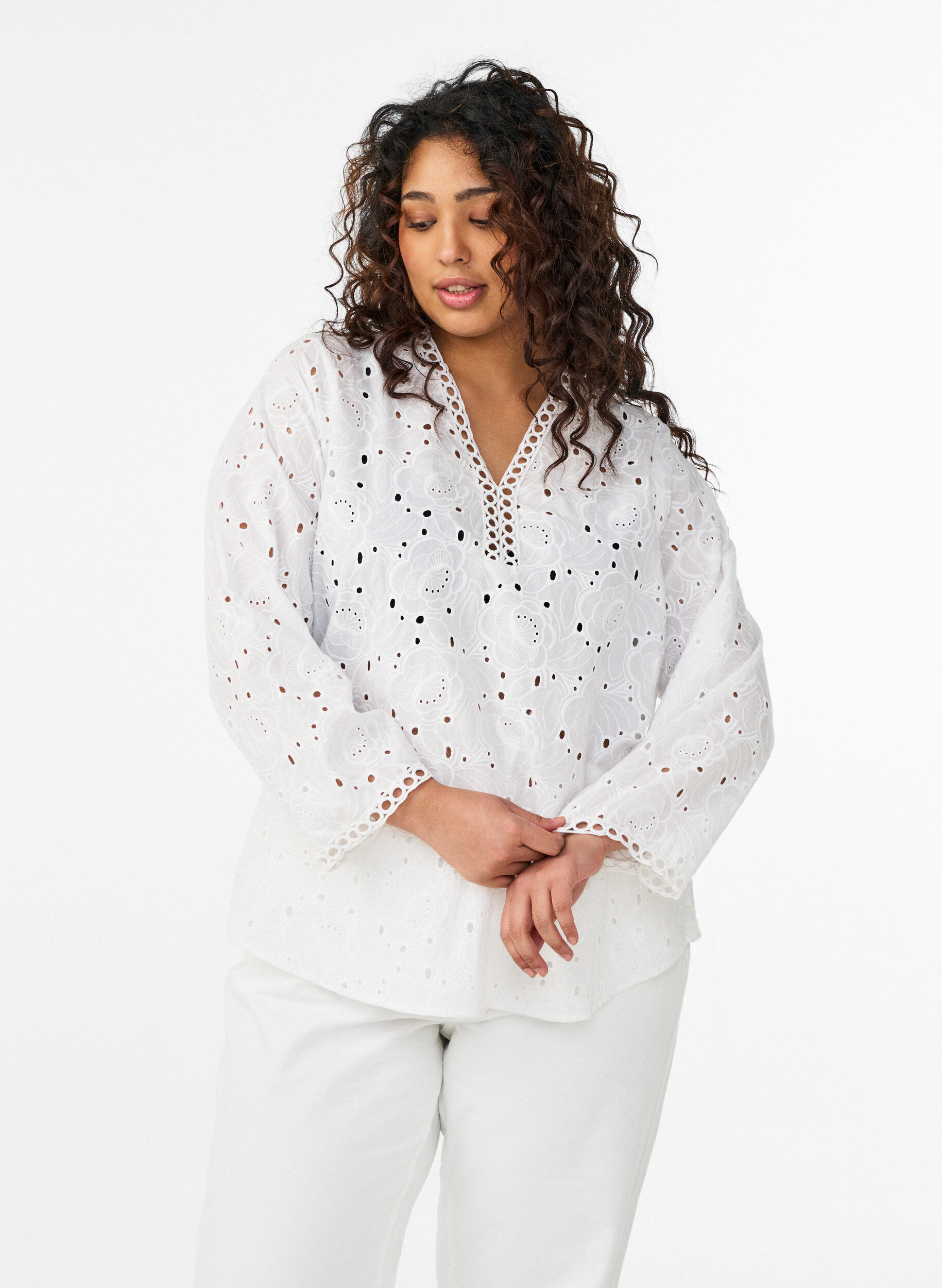 Langermet bomullsbluse med broderie anglaise, Hvit, Model