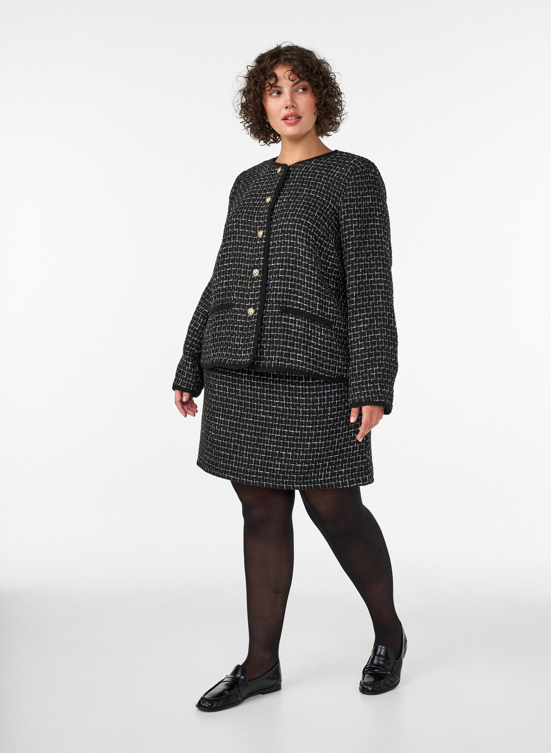 ZizziJakke i boucl&eacute; med gullfargede knapper, Svart, Model image number 1