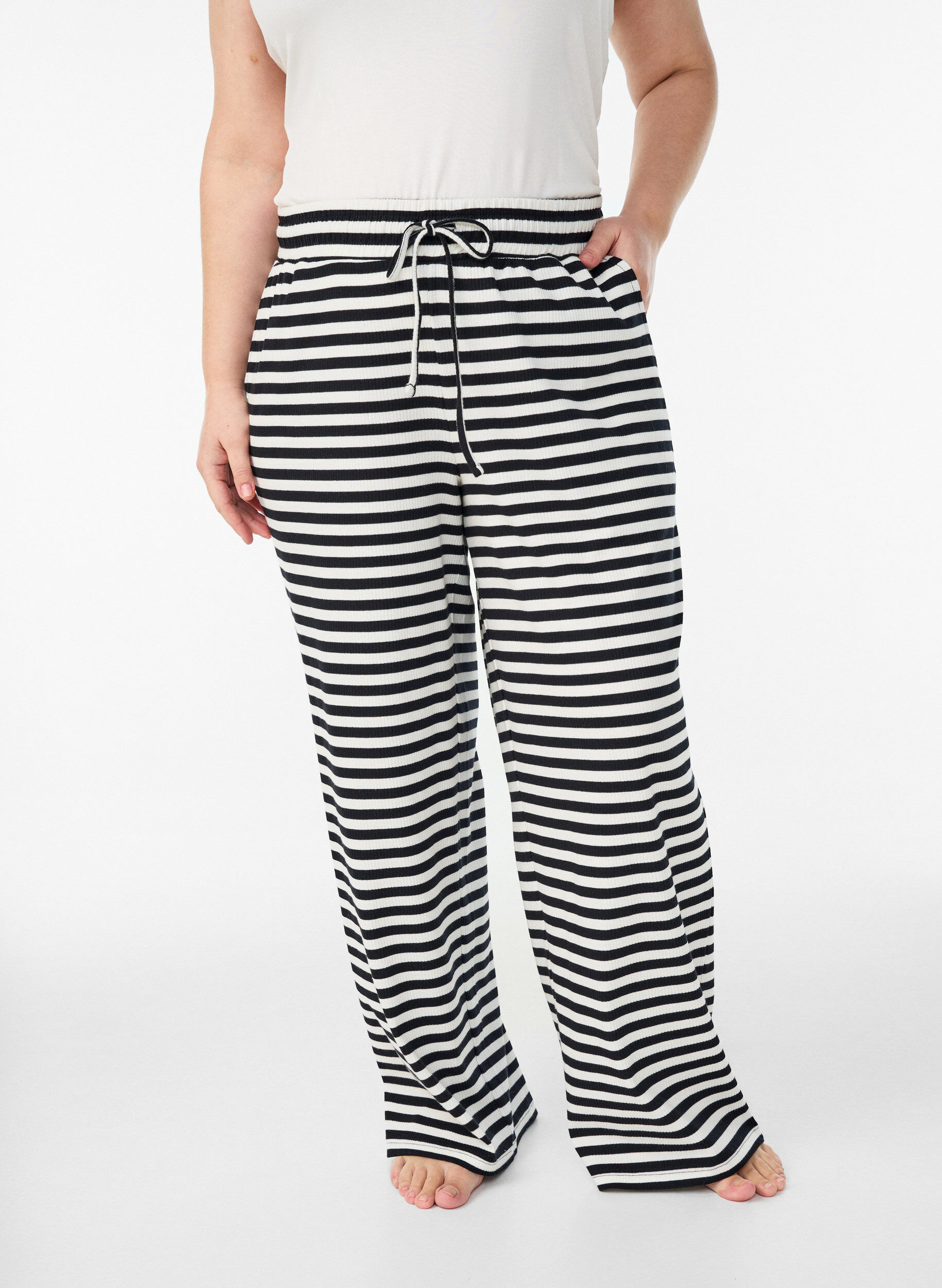 Stripete pyjamasbukser med h&oslash;y midje og vide ben