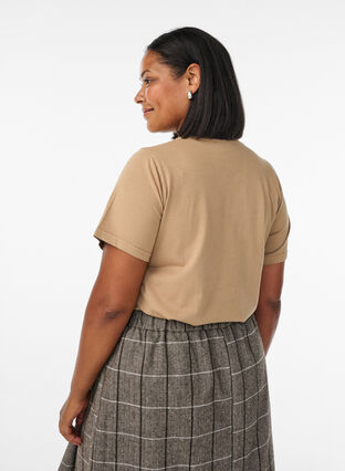 Zizzi T-skjorte i organisk bomull med et vasket utseende, Beige, Model image number 2