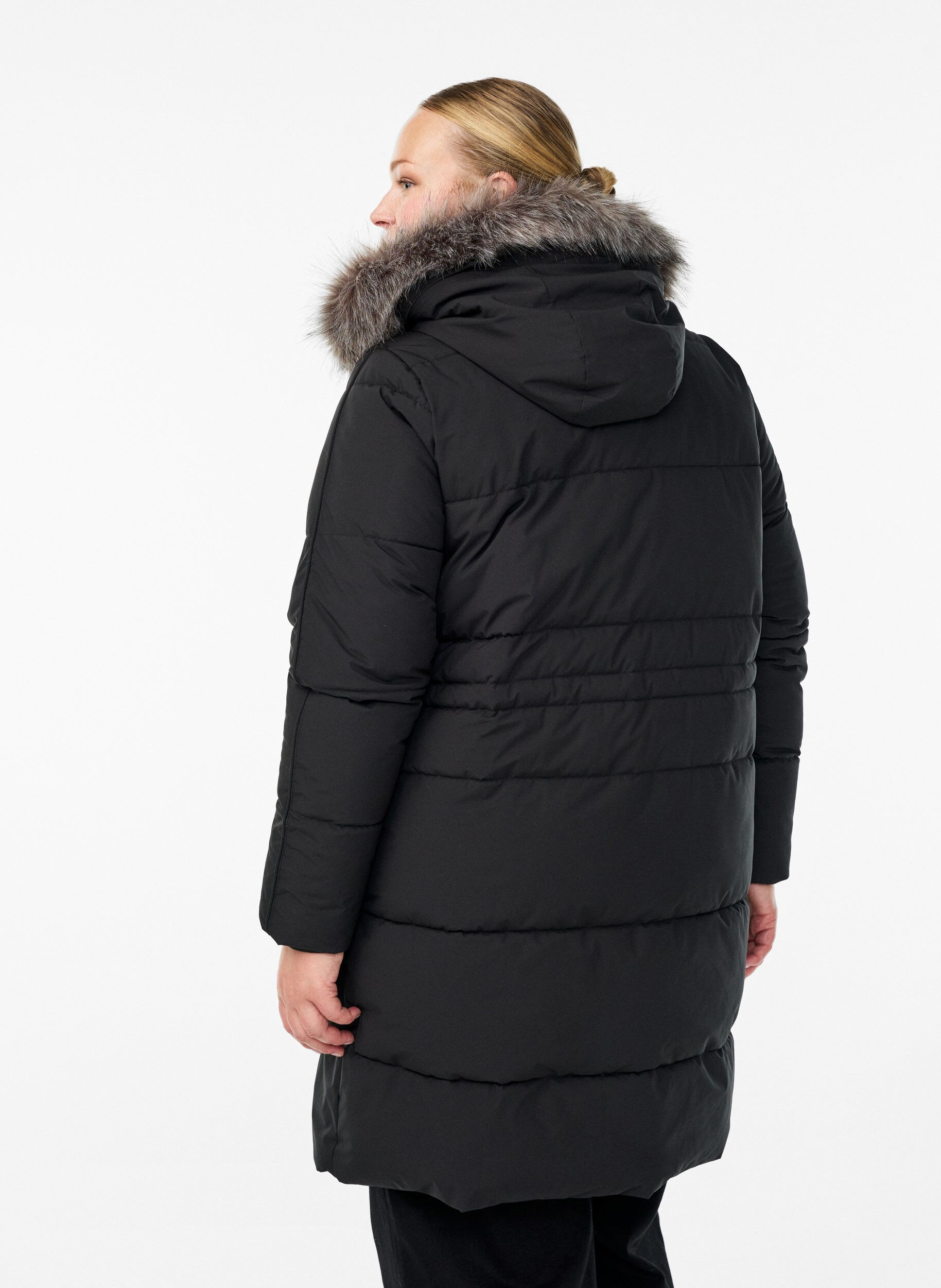 Zizzi Vannavst&oslash;tende parkas med imitert pelskrage, Svart, Model image number 2