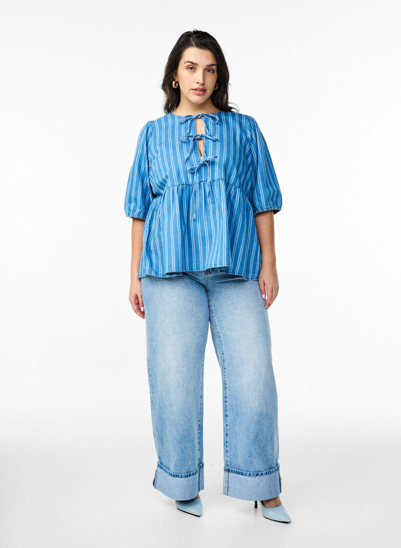 Kortermet denimbluse med stripemønster, Blue Denim Stripe, Model
