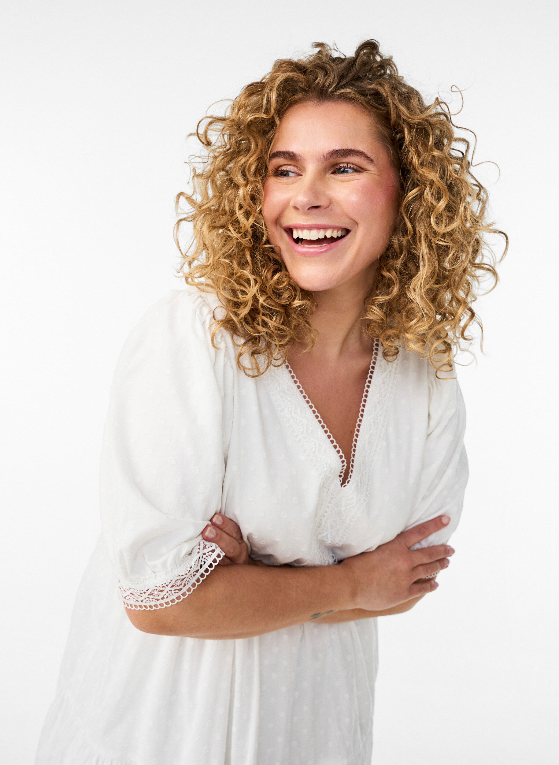 Zizzi Teksturert bomulls midikjole med hekledetaljer, Hvit, Model image number 2