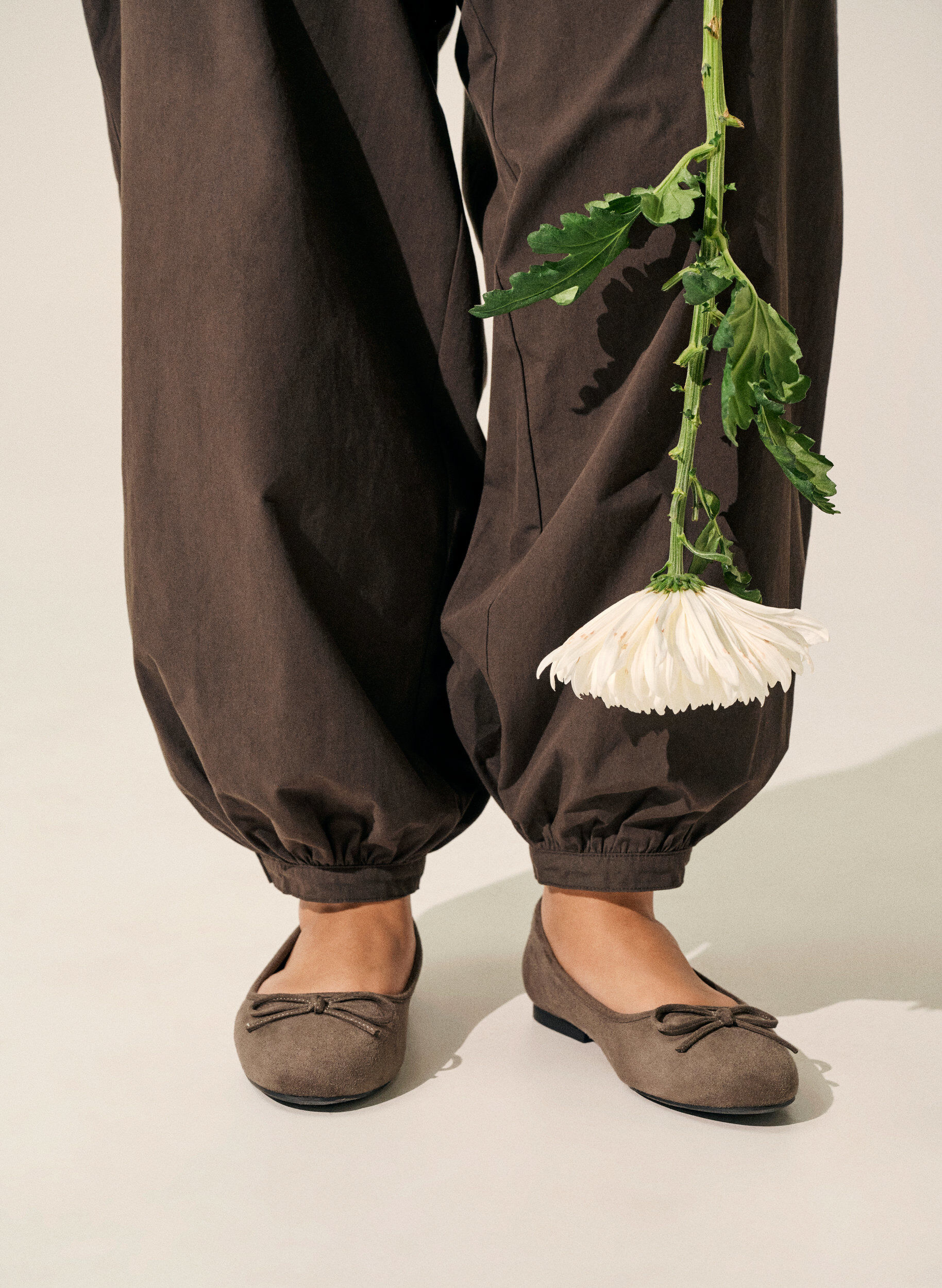 Zizzi Ballerina i imitert semsket skinn med sl&oslash;yfe, Brun, Image image number 0