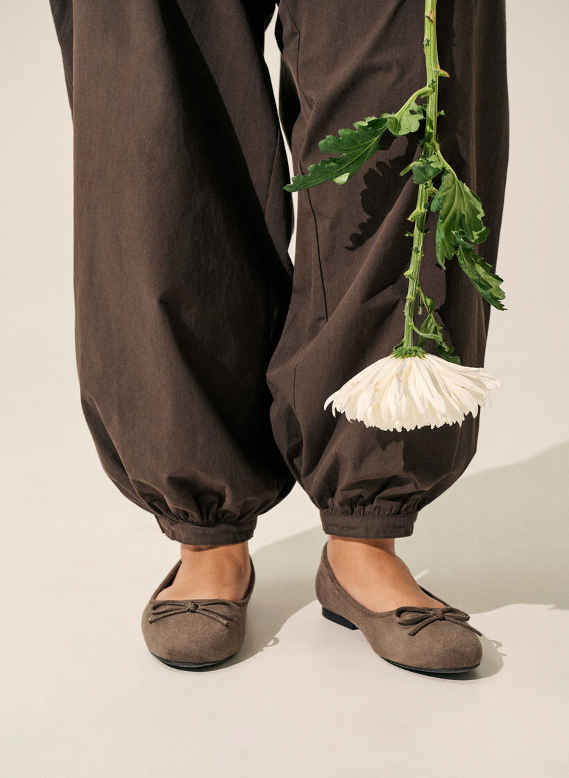 Ballerina i imitert semsket skinn med sl&oslash;yfe, Brun, Image image number 0