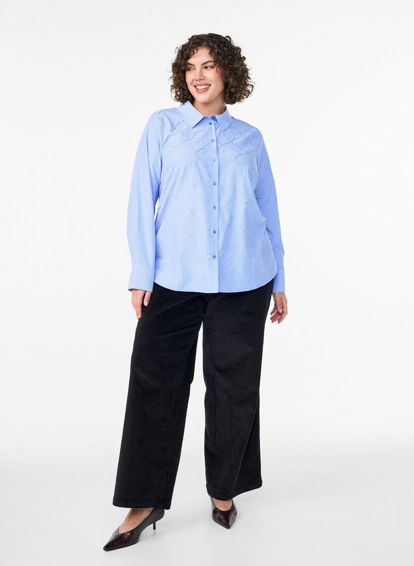 Skjorte med striper og nagler, Blå Skjorte med striper og nagler, Blå, Model
