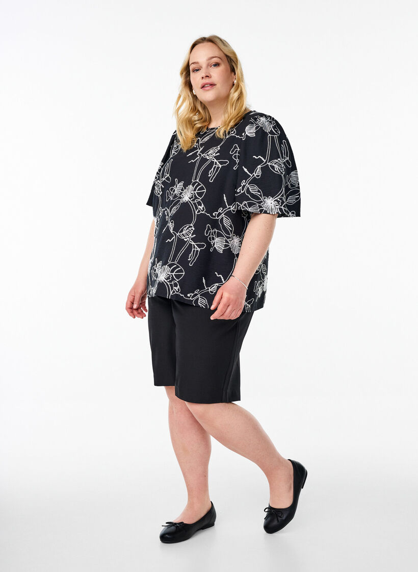 Kortermet bluse med brodert m&oslash;nster, Svart, Model image number 1