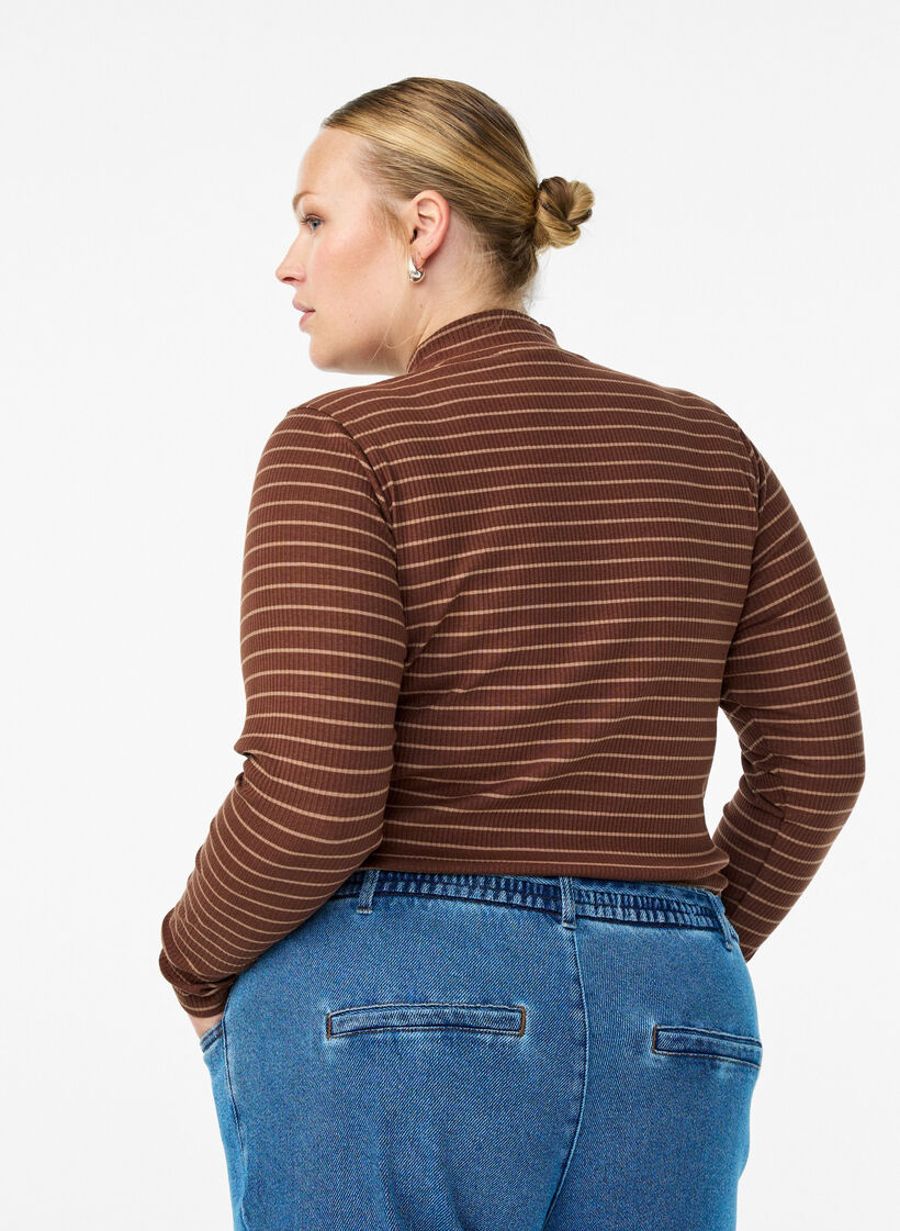 Stripet ribbet jerseybluse med høy hals, F. Fudge Caribou, Model