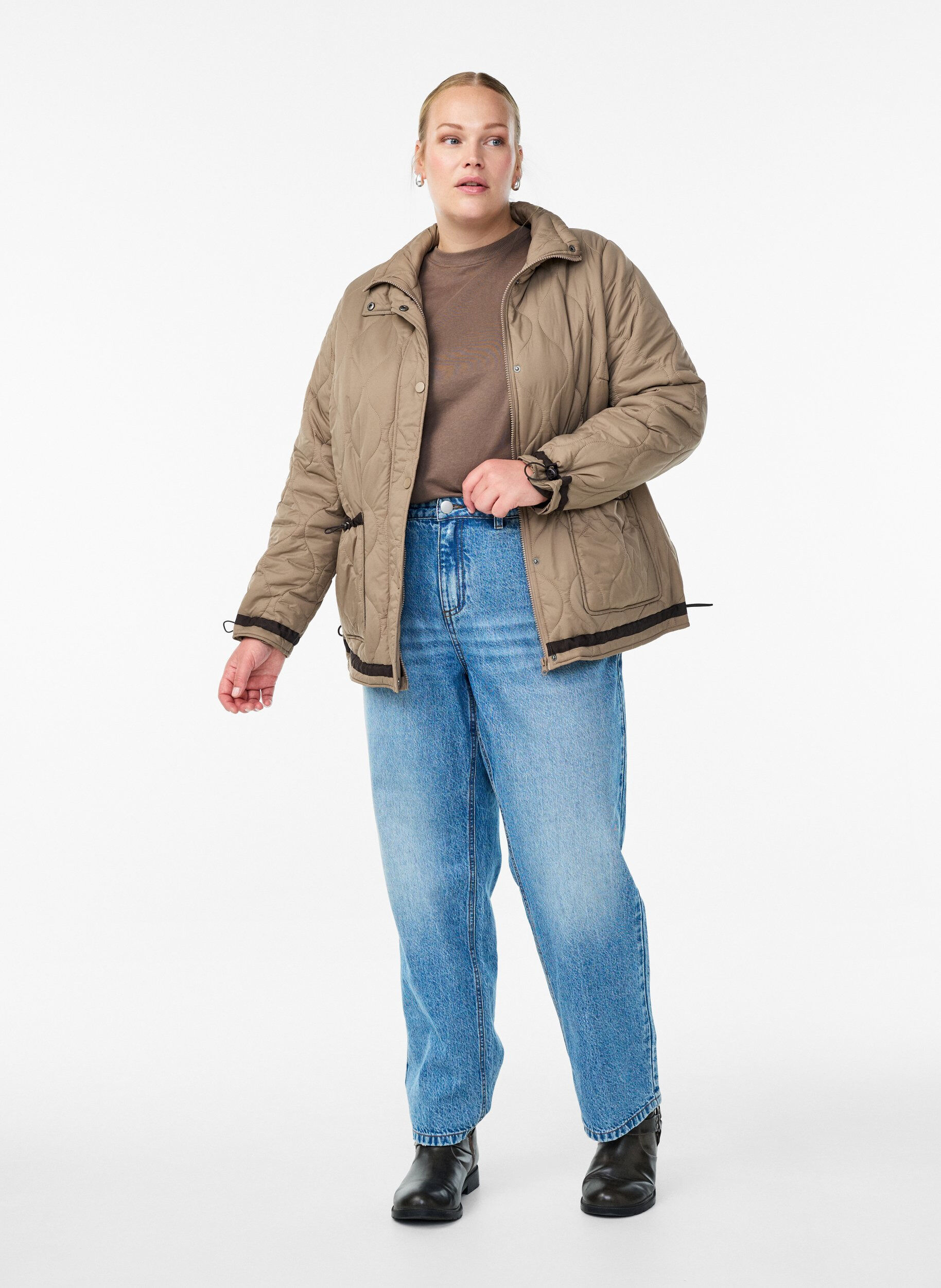 Zizzi Kort quiltet jakke med kontrastdetaljer, Beige, Model image number 1