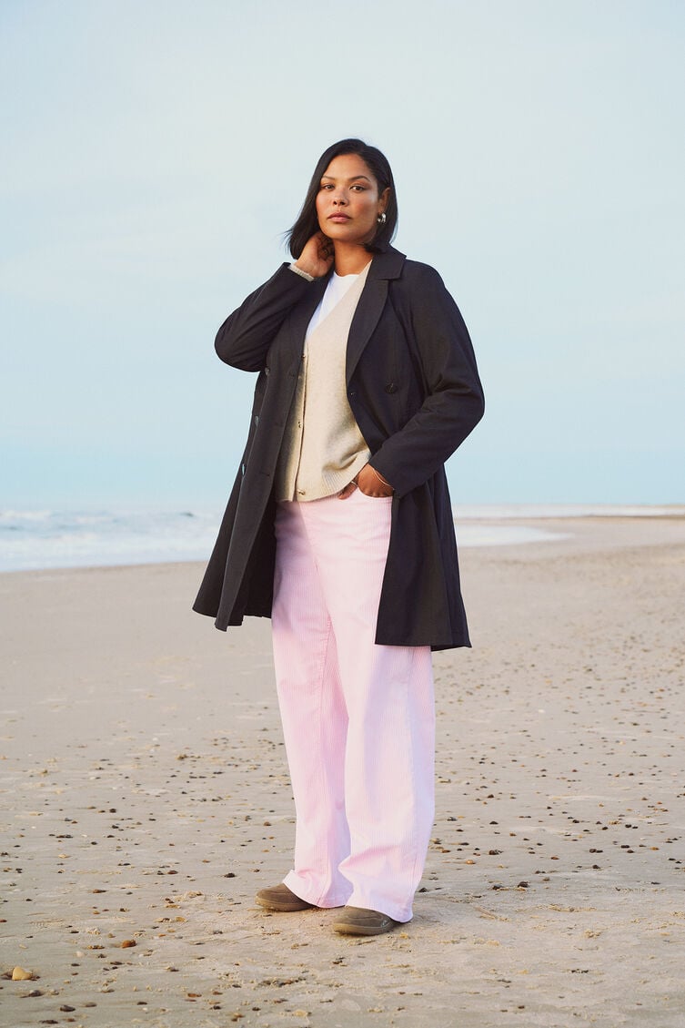 Svart trenchcoat, , Model