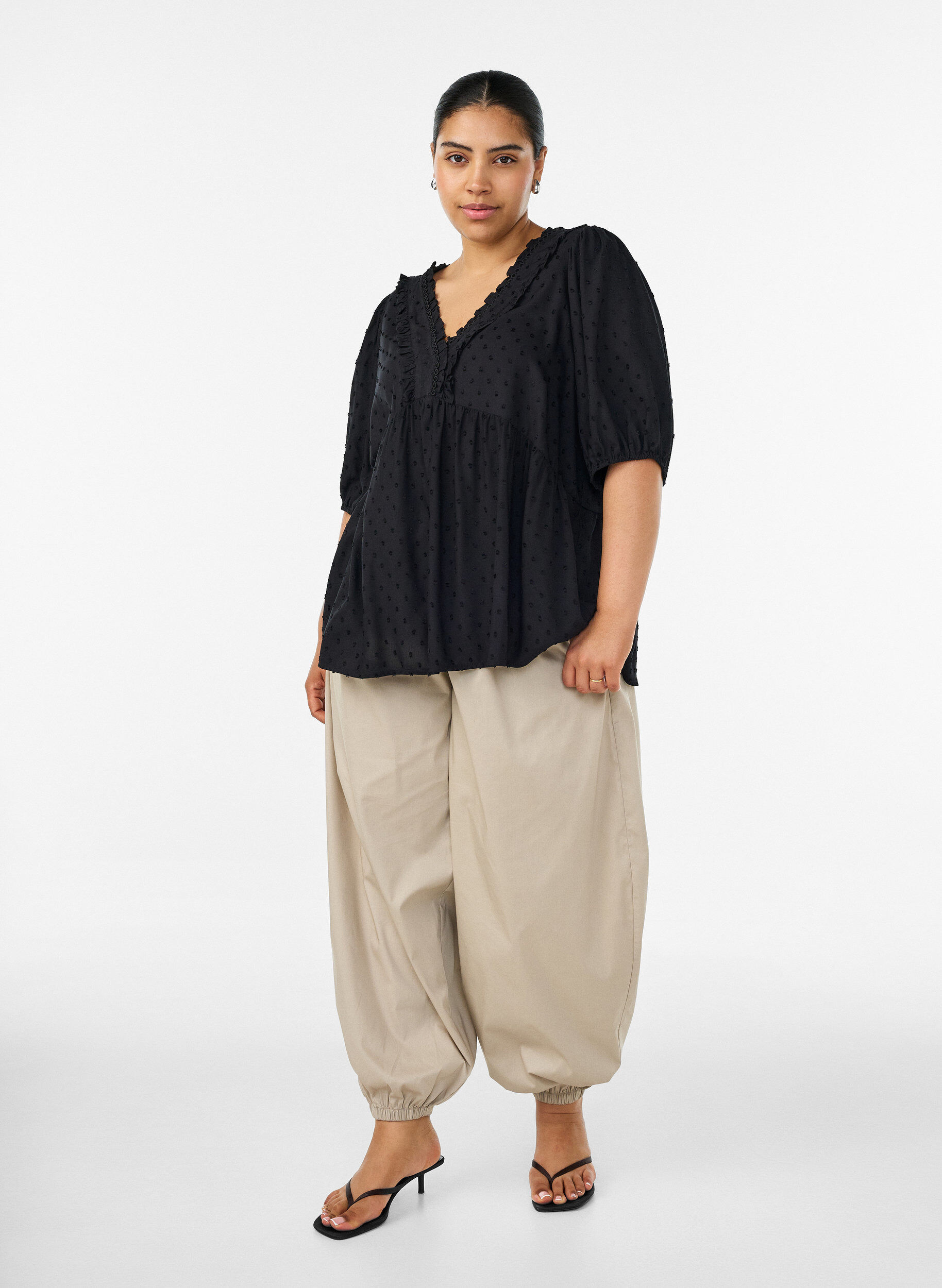 ZizziViskosebluse med prikket tekstur og V-hals, Svart, Model image number 1