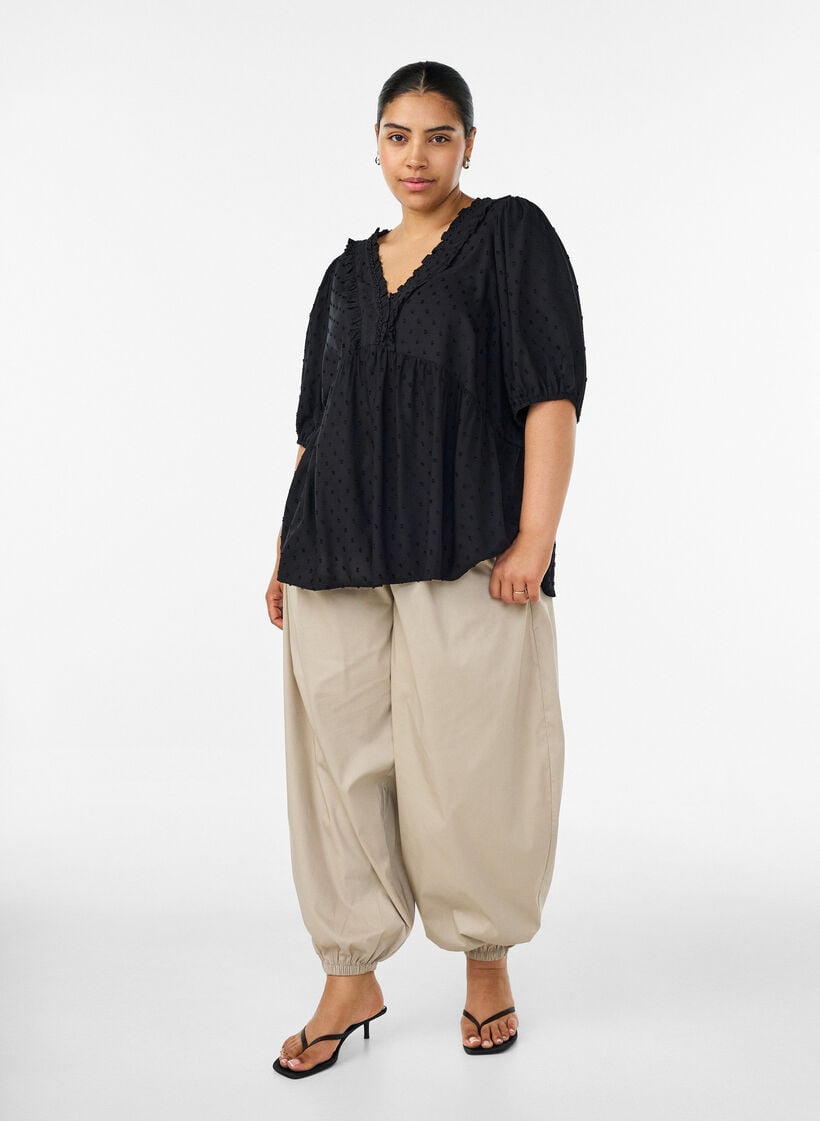 Viskosebluse med prikket tekstur og V-hals, Svart, Model image number 1