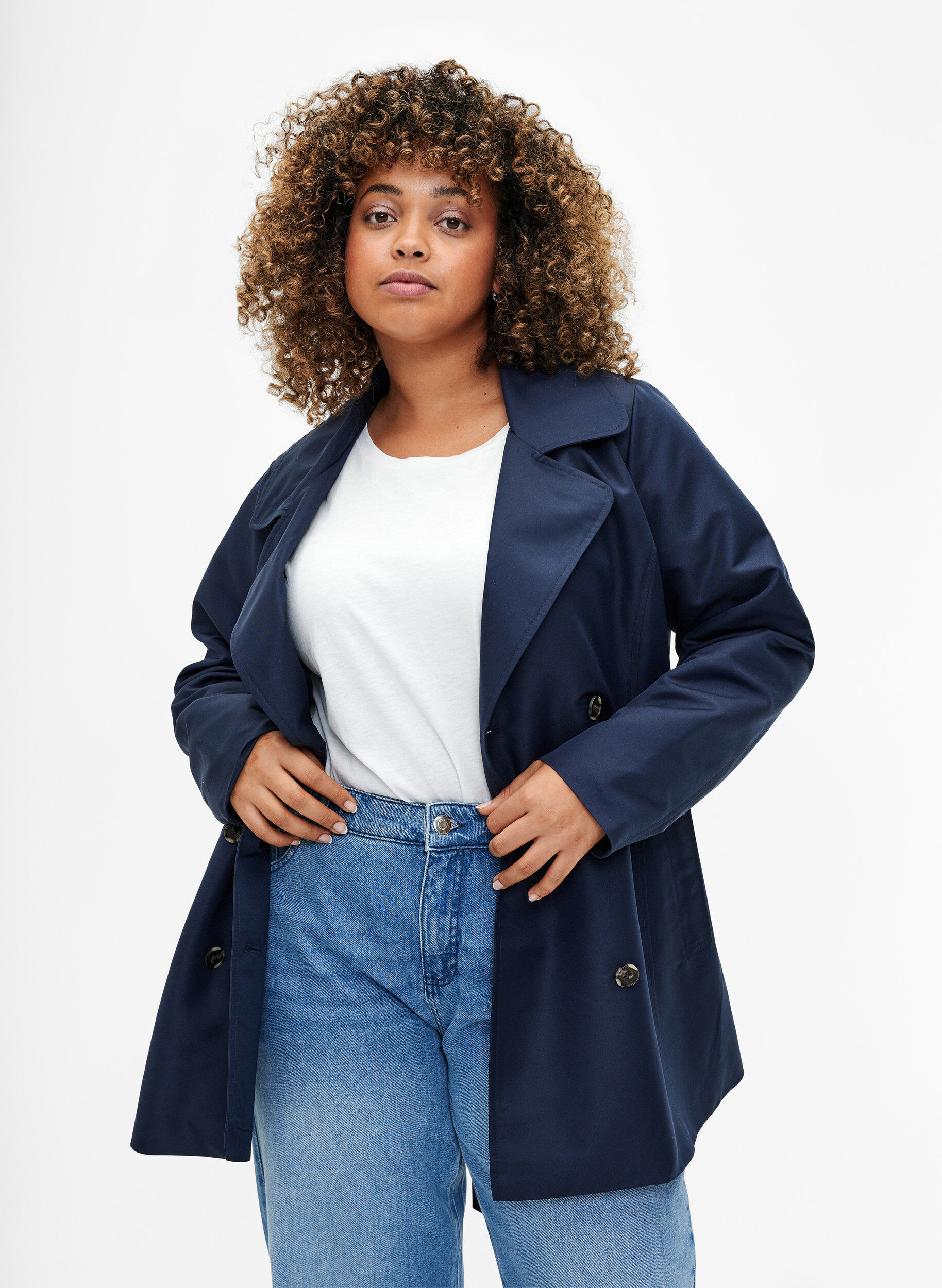Kort trenchcoat med belte, Bl&aring;, Model