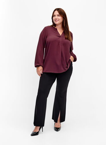 Ensfarget bluse med V-hals, Fudge, Model image number 2