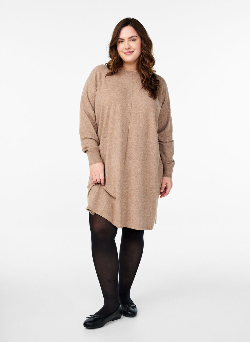 Strikket kjole med rund hals og strikket mønster, Fossil Mel., Model