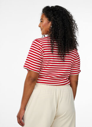 Zizzi T-shirt med striper og ribbestrikket struktur, Rød, Model image number 2