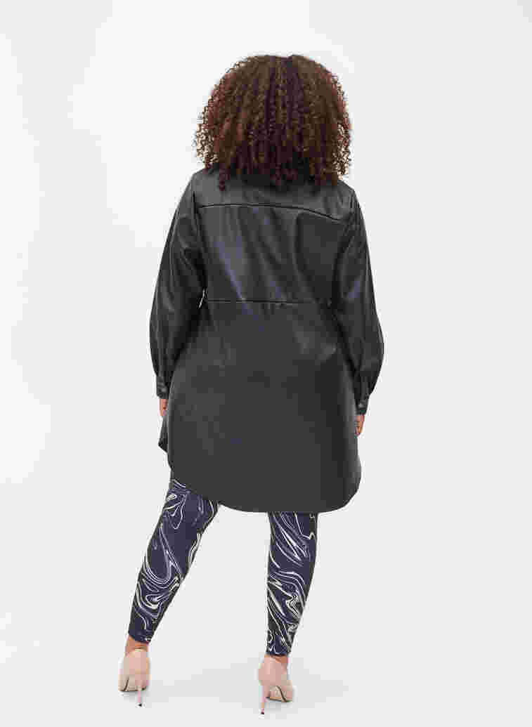 Lang skjorte i imitert skinn, Black, Model