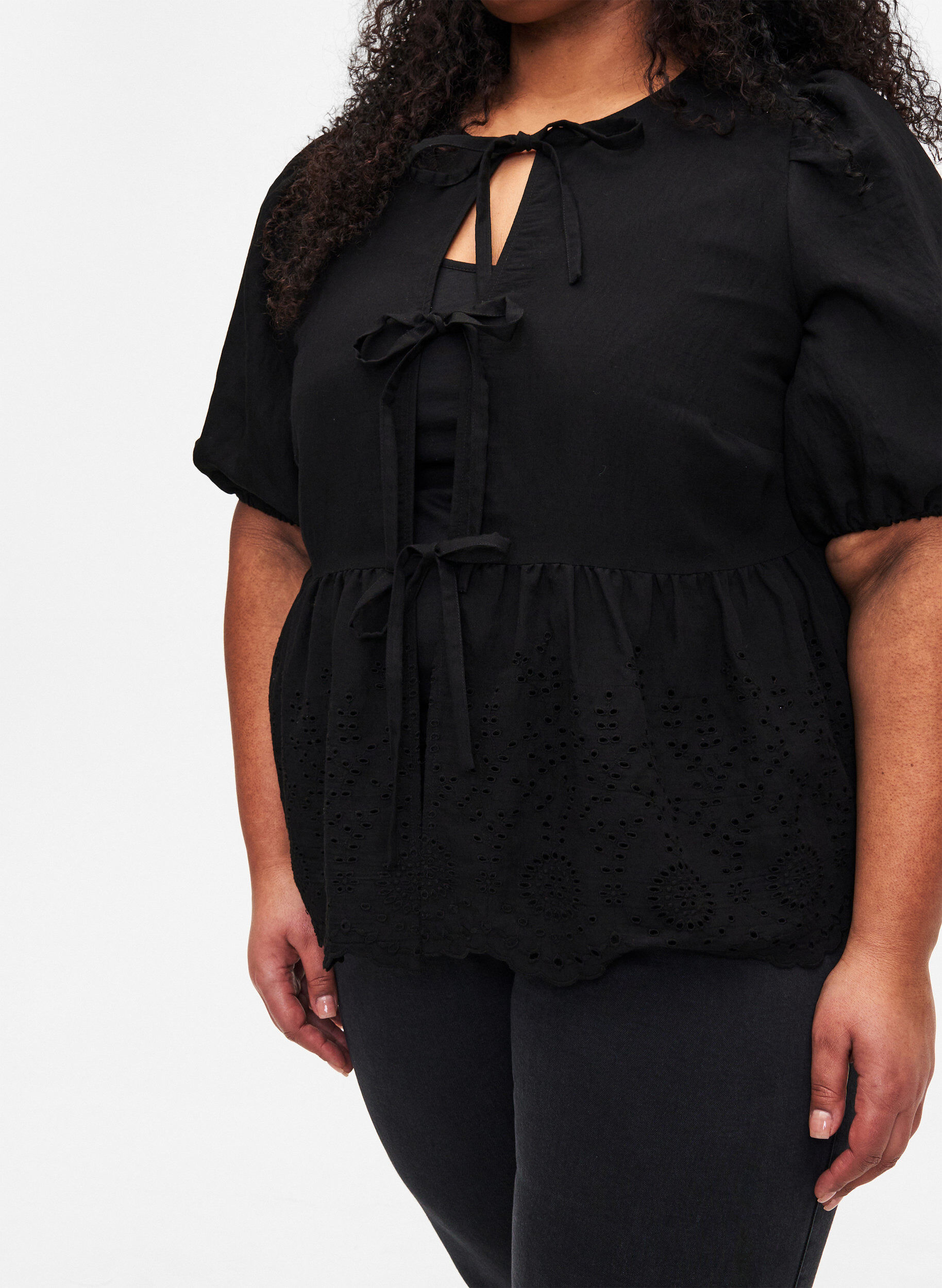 Zizzi Bluse i viskose med engelsk broderi, Black, Model image number 2
