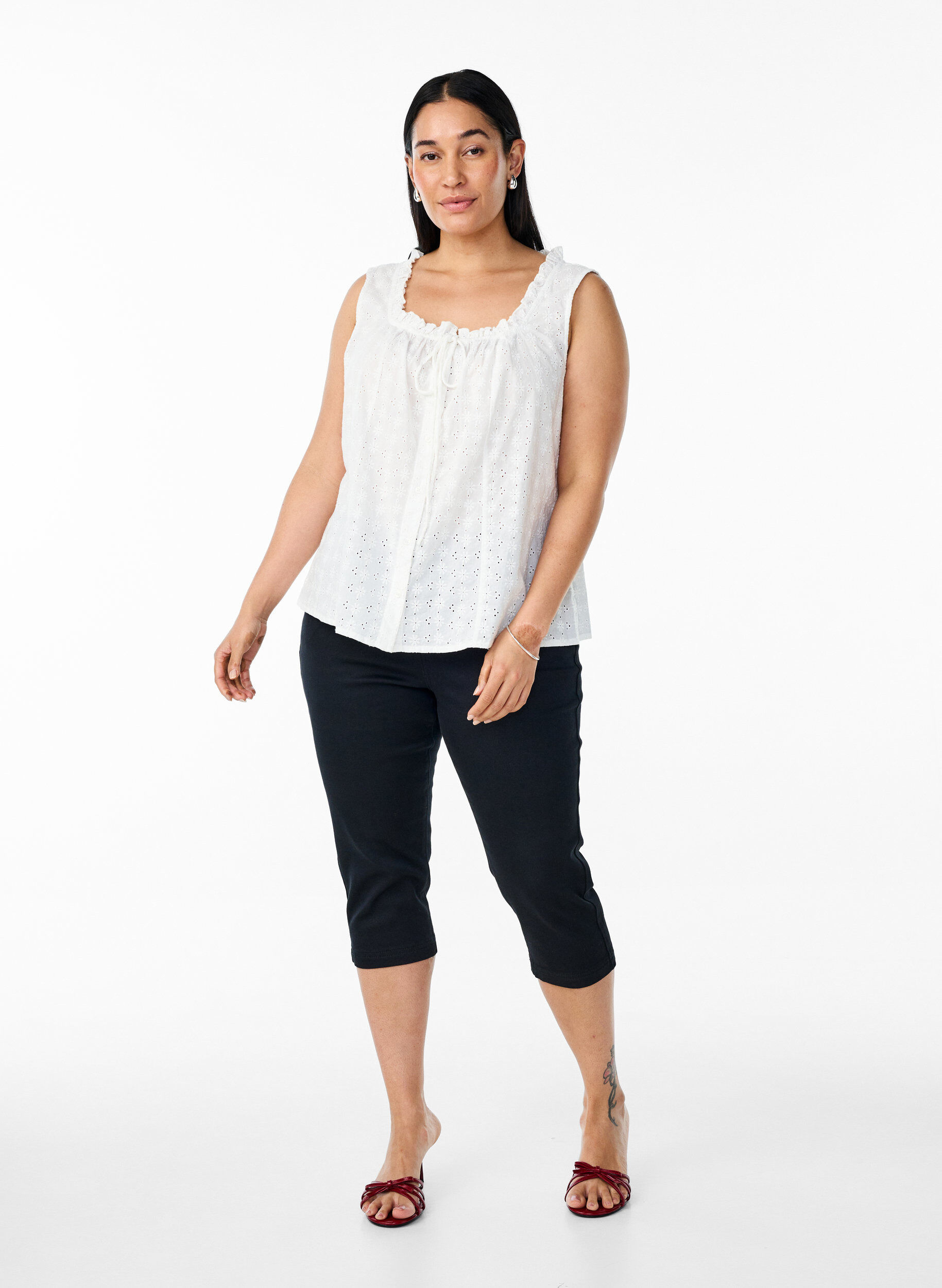 Zizzi Ermel&oslash;s bluse med broderi anglaise og volanger, Vanilje, Model image number 1