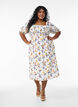 Blomstrete midikjole av viskose med smock, Hvit, Model image number 0