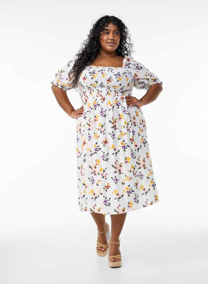 Blomstrete midikjole av viskose med smock, Hvit, Model image number 0