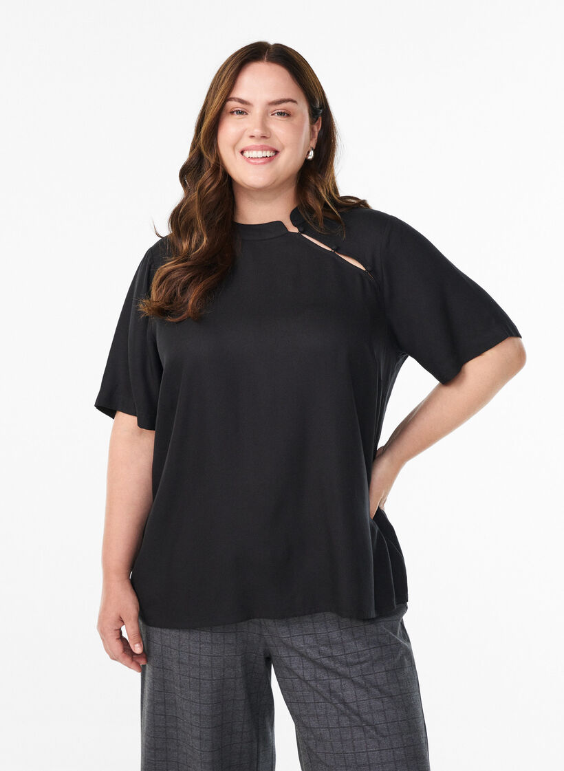 Kortermet bluse med diagonal knappelukking, Svart, Model