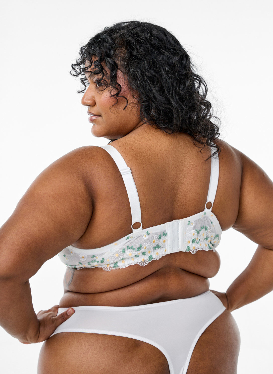 Zizzi Balconette-BH i mesh med tusenfryd broderi, Hvit, Model image number 1