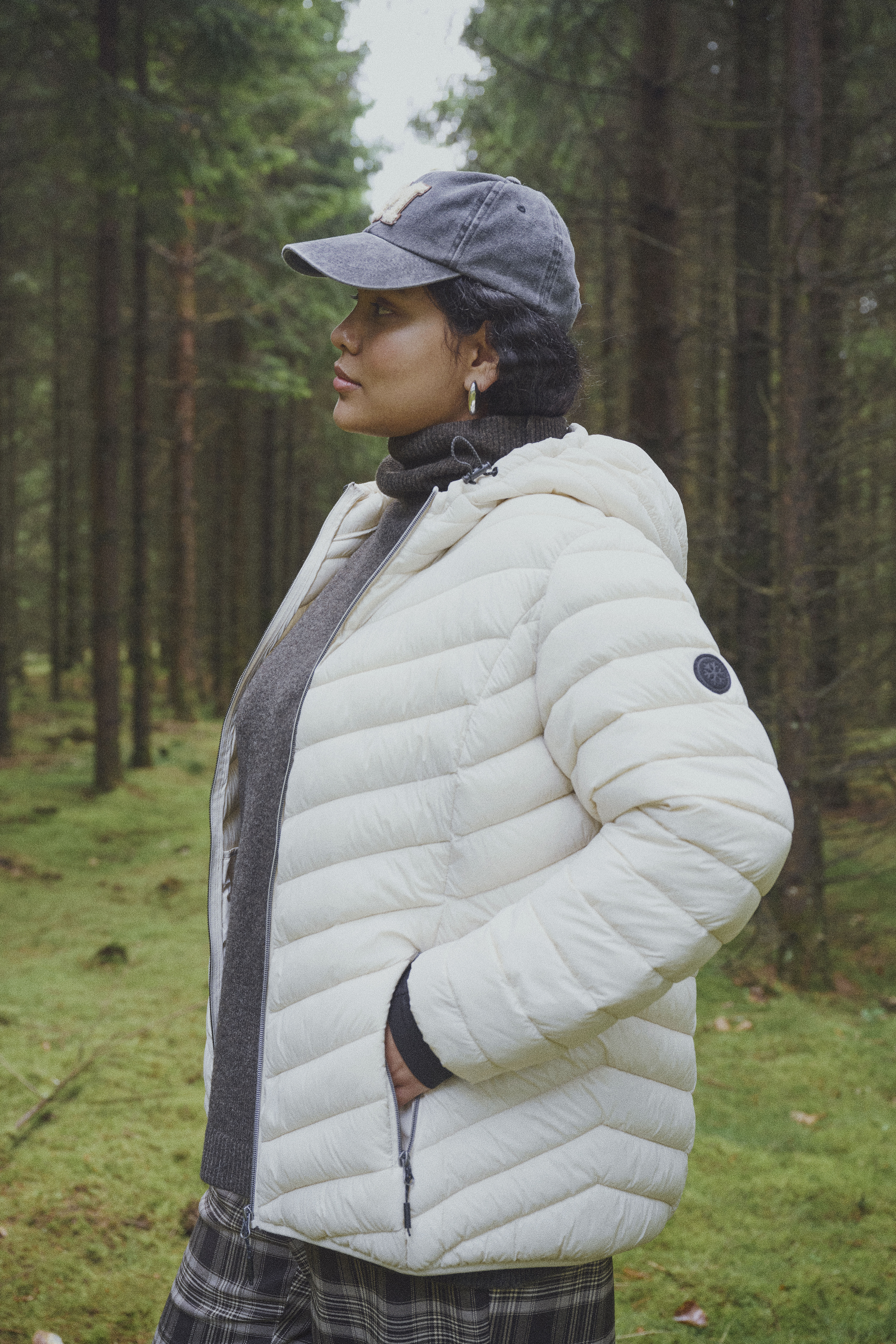 ZizziAvslappet skogsstil i hvite toner, , Model