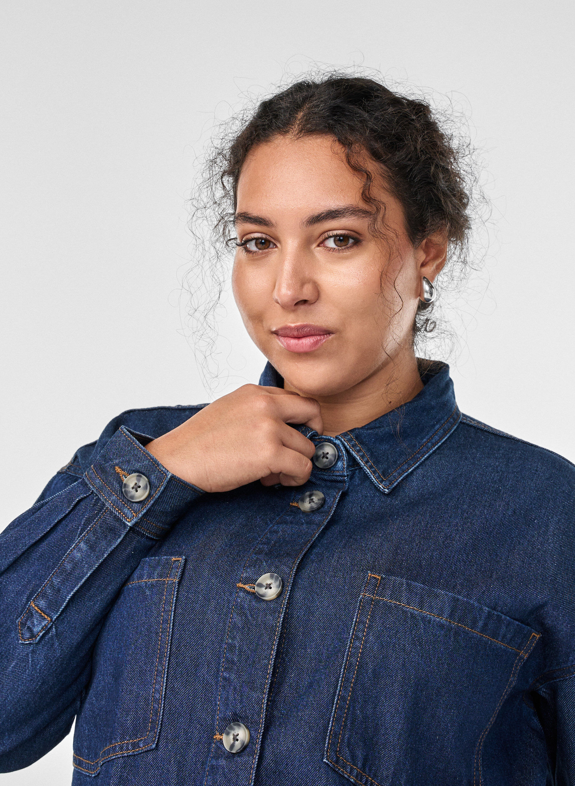 Zizzi Loose fit denimskjorte med brystlommer, Bl&aring;, Model image number 3