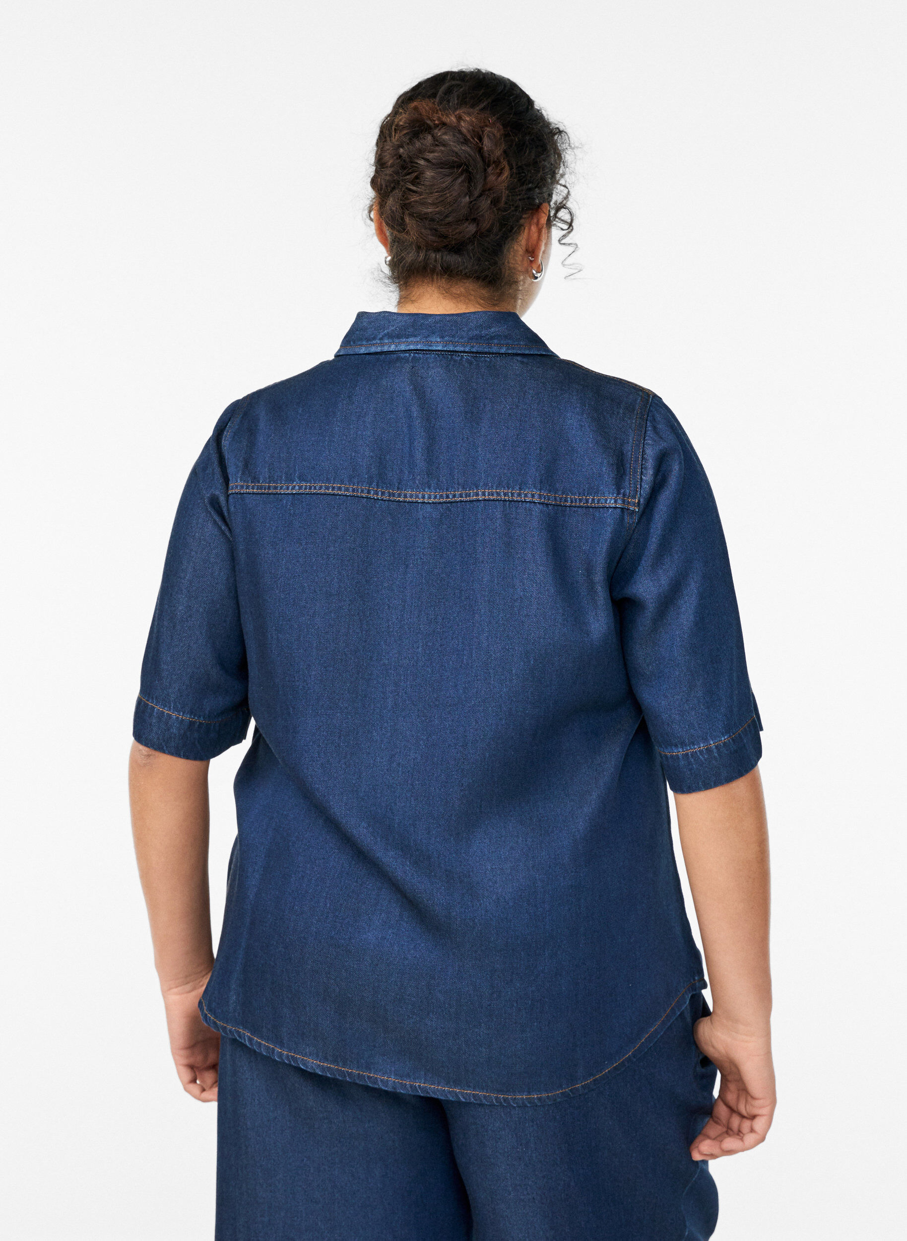 Zizzi Kortermet skjorte i lyocell med denimlook, Bl&aring;, Model image number 2