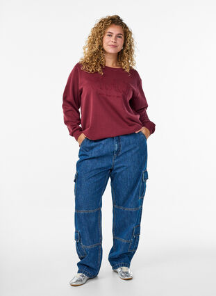 Zizzi Genser med brodert Milan-motiv, Mørk Bordeaux, Model image number 1