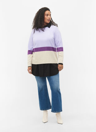 Stripete strikkegenser med rund hals, Lavender Comb, Model image number 2